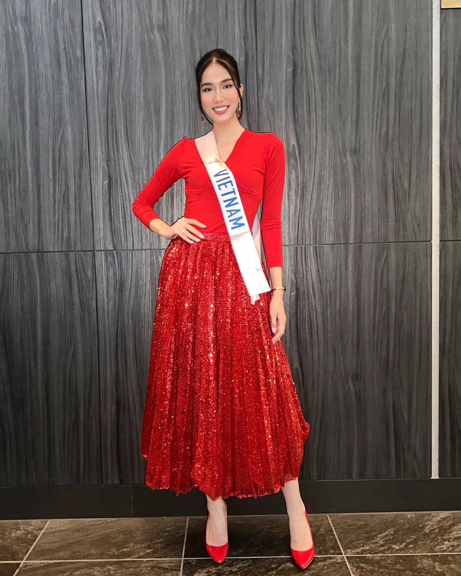 Trong buổi gặp mặt đầu tiên tại Miss International 2022, Phương Anh đã lựa chọn chiếc váy đỏ kín đáo nhưng cực nổi bật và sang trọng. Trong buổi gặp mặt đầu tiên tại Miss International 2022, Phương Anh đã lựa chọn chiếc váy đỏ kín đáo nhưng cực nổi bật và sang trọng.