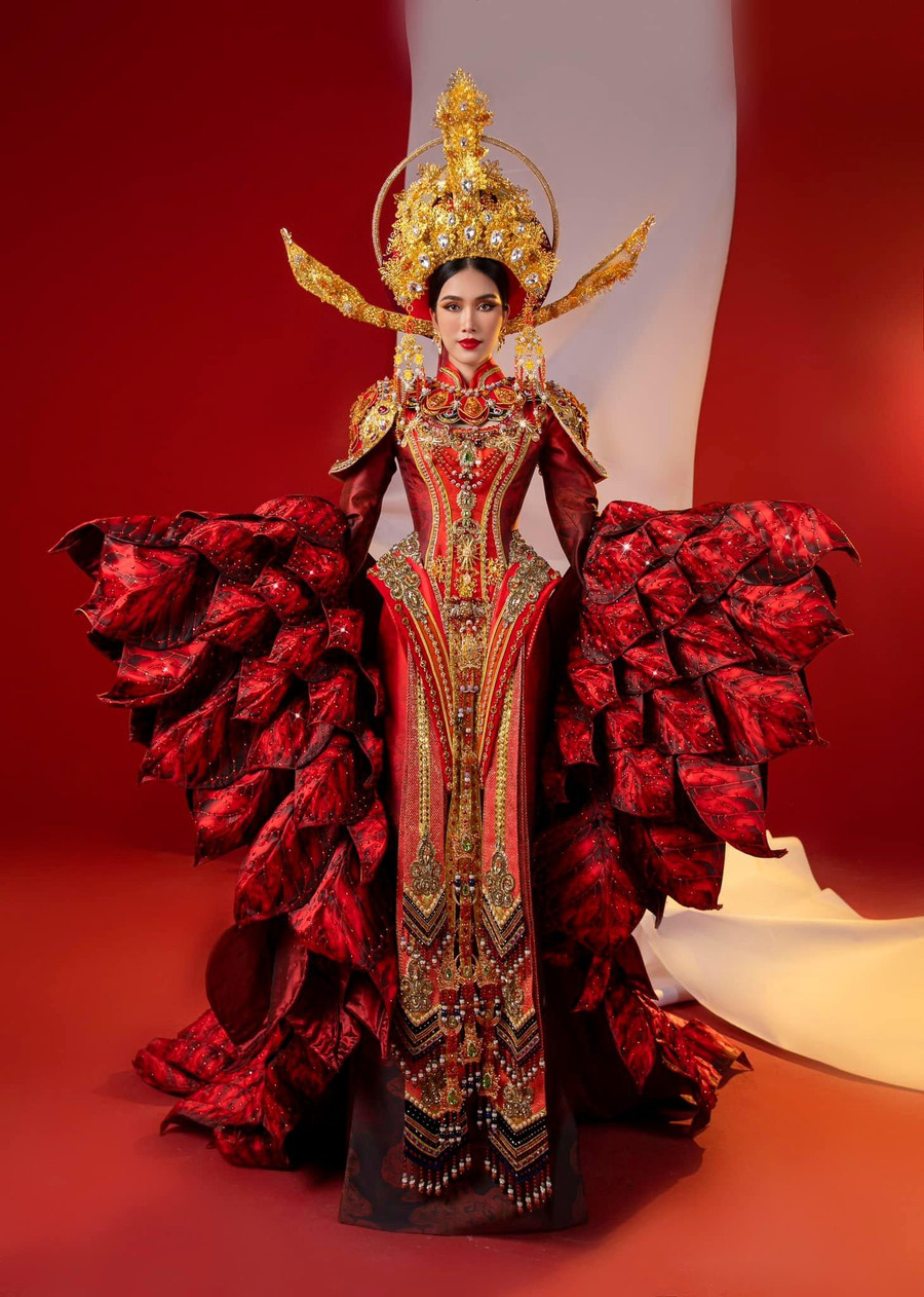 Bộ quốc phục mà Phương Anh mang đến Miss International 2022 mang tên Hoa Trạng Nguyên. Bộ quốc phục được xem là biểu tượng của sự thành danh, đỗ đạt. Bộ quốc phục được giữ nguyên form dáng của chiếc áo dài truyền thống và đi kèm là những phụ kiện như mấn thiết kế tròn như vầng hào quang của sự ưu tú, vân khiên ở vai áo, thân áo được trang trí dựa trên những kiến trúc từ những bức tượng thời Lý đến nhà thời Nguyễn được chạm nổi, chạm lông vô cùng đa dạng. Bộ quốc phục mà Phương Anh mang đến Miss International 2022 mang tên Hoa Trạng Nguyên. Bộ quốc phục được xem là biểu tượng của sự thành danh, đỗ đạt. Bộ quốc phục được giữ nguyên form dáng của chiếc áo dài truyền thống và đi kèm là những phụ kiện như mấn thiết kế tròn như vầng hào quang của sự ưu tú, vân khiên ở vai áo, thân áo được trang trí dựa trên những kiến trúc từ những bức tượng thời Lý đến nhà thời Nguyễn được chạm nổi, chạm lông vô cùng đa dạng.
