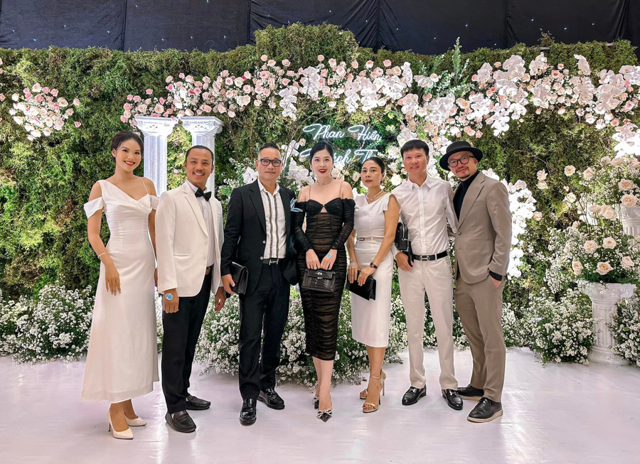 Kiện tướng dancesport Chí Anh và vợ trẻ (váy trắng ngoài cùng) tới dự đám cưới của Khánh Thi - Phan Hiển. Trước đó, Chí Anh và Khánh Thi từng có thời gian dài gắn bó bên nhau.