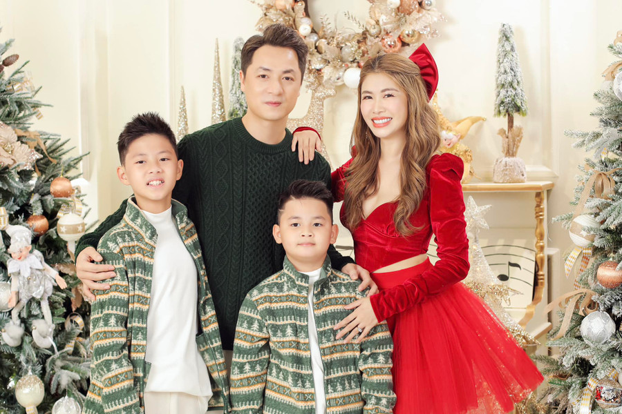 Nam ca sĩ Đăng khôi chia sẻ: “Cảm ơn năm 2022, cám ơn tất cả mọi người đã dành tình cảm cho gia đình mình Khôi và Thủy Anh vì tất cả. 2022 - Một năm thành công, niềm vui cũng nhiều, nỗi buồn cũng nhiều, đặc biệt không bù đắp được…Chào ngày cuối cùng năm 2022 và mong tiến lên một năm mới 2023 vui vẻ và nhiều năng lượng hơn nhé”. Nam ca sĩ Đăng khôi chia sẻ: “Cảm ơn năm 2022, cám ơn tất cả mọi người đã dành tình cảm cho gia đình mình Khôi và Thủy Anh vì tất cả. 2022 - Một năm thành công, niềm vui cũng nhiều, nỗi buồn cũng nhiều, đặc biệt không bù đắp được…Chào ngày cuối cùng năm 2022 và mong tiến lên một năm mới 2023 vui vẻ và nhiều năng lượng hơn nhé”.