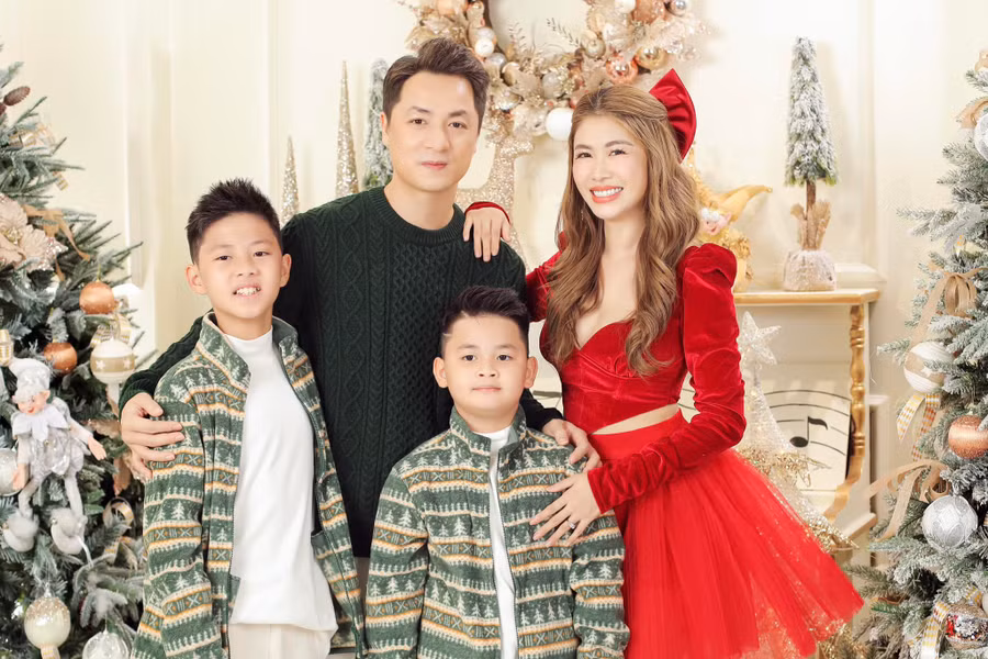 Nam ca sĩ Đăng khôi chia sẻ: “Cảm ơn năm 2022, cám ơn tất cả mọi người đã dành tình cảm cho gia đình mình Khôi và Thủy Anh vì tất cả. 2022 - Một năm thành công, niềm vui cũng nhiều, nỗi buồn cũng nhiều, đặc biệt không bù đắp được…Chào ngày cuối cùng năm 2022 và mong tiến lên một năm mới 2023 vui vẻ và nhiều năng lượng hơn nhé”.