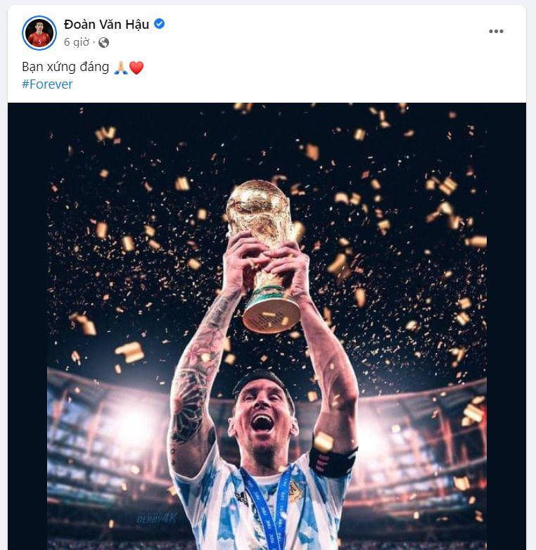 Cầu thủ trẻ Đoàn Văn Hậu nghẹn ngào thốt lên: "Bạn xứng đáng". Cầu thủ trẻ Đoàn Văn Hậu nghẹn ngào thốt lên: "Bạn xứng đáng".