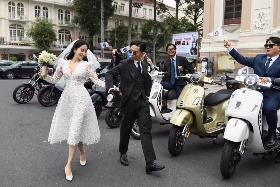 Trong khi Khánh Thi chọn chiếc váy ngắn màu trắng vô cùng trẻ trung, năng động nhưng không kém phần dịu dàng, thanh lịch thì chú rể Phan Hiển lại siêu ngầu với bộ vest đen.