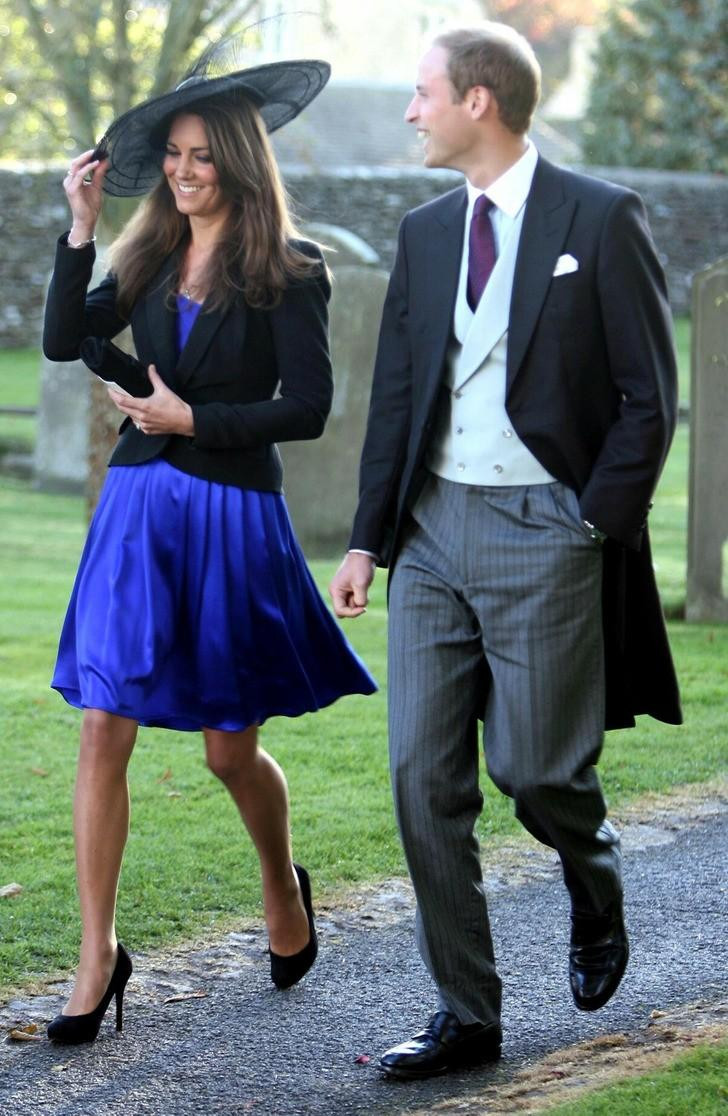 Công tước xứ Cambridge - Kate Middleton diện bộ cánh vô cùng tinh tế, màu sắc hài hòa sánh đôi cùng với Hoàng tử William tham dự đám cưới của Harry Meade và Rosie Bradford. Công tước xứ Cambridge - Kate Middleton diện bộ cánh vô cùng tinh tế, màu sắc hài hòa sánh đôi cùng với Hoàng tử William tham dự đám cưới của Harry Meade và Rosie Bradford.