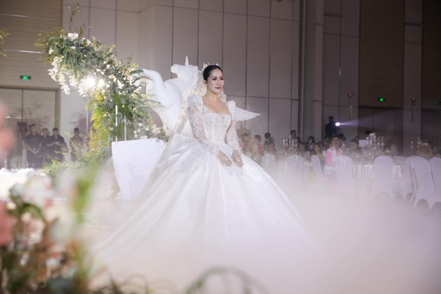 Diện trên mình chiếc váy cưới trắng tinh khôi, Khánh Thi như nàng công chúa bước ra từ khu vườn cổ tích.