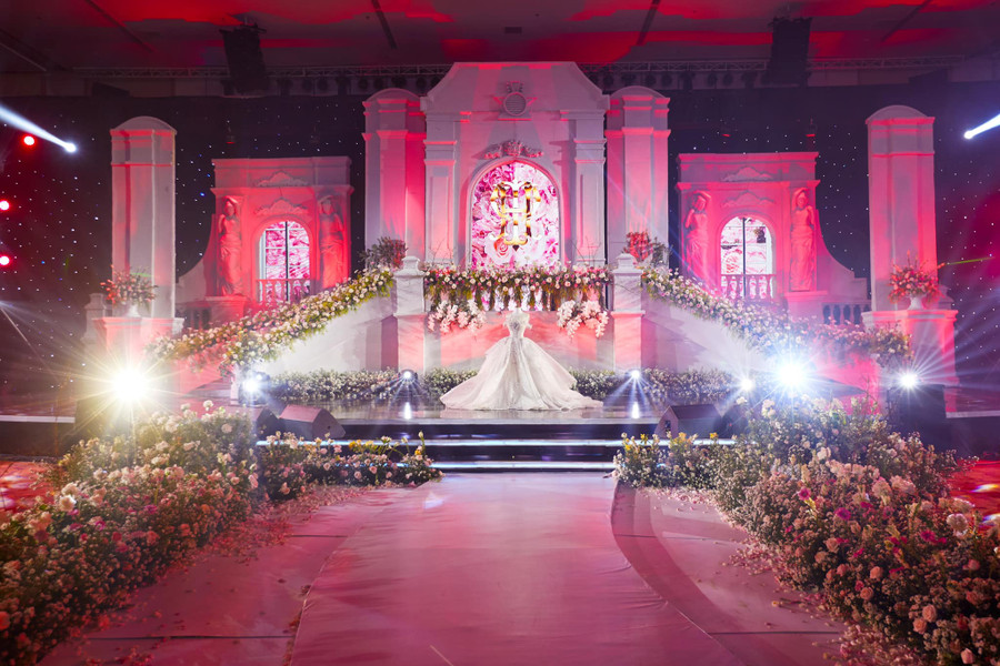 Không gian cưới đậm chất cổ tích của cặp đôi Khánh Thi và Phan Hiển được phủ đầy hoa tươi cùng ánh đèn rực rỡ.