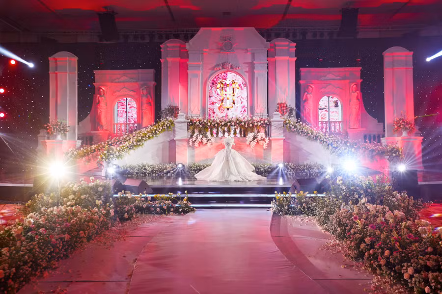 Không gian cưới đậm chất cổ tích của cặp đôi Khánh Thi và Phan Hiển được phủ đầy hoa tươi cùng ánh đèn rực rỡ.