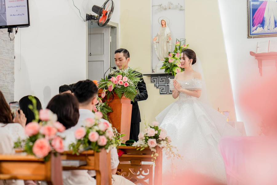 Cặp đôi Khánh Thi - Phan Hiển đã tổ chức hôn lễ tại nhà thờ trong sự chúc phúc của rất đông người thân, bạn bè. Cặp đôi Khánh Thi - Phan Hiển đã tổ chức hôn lễ tại nhà thờ trong sự chúc phúc của rất đông người thân, bạn bè.