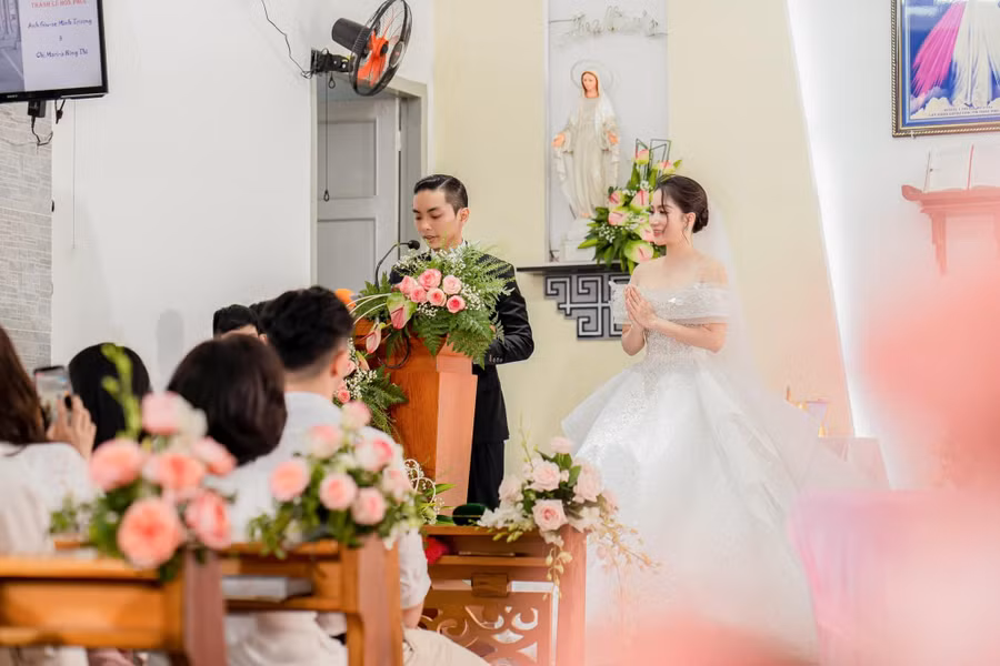 Cặp đôi Khánh Thi - Phan Hiển đã tổ chức hôn lễ tại nhà thờ trong sự chúc phúc của rất đông người thân, bạn bè. Cặp đôi Khánh Thi - Phan Hiển đã tổ chức hôn lễ tại nhà thờ trong sự chúc phúc của rất đông người thân, bạn bè.