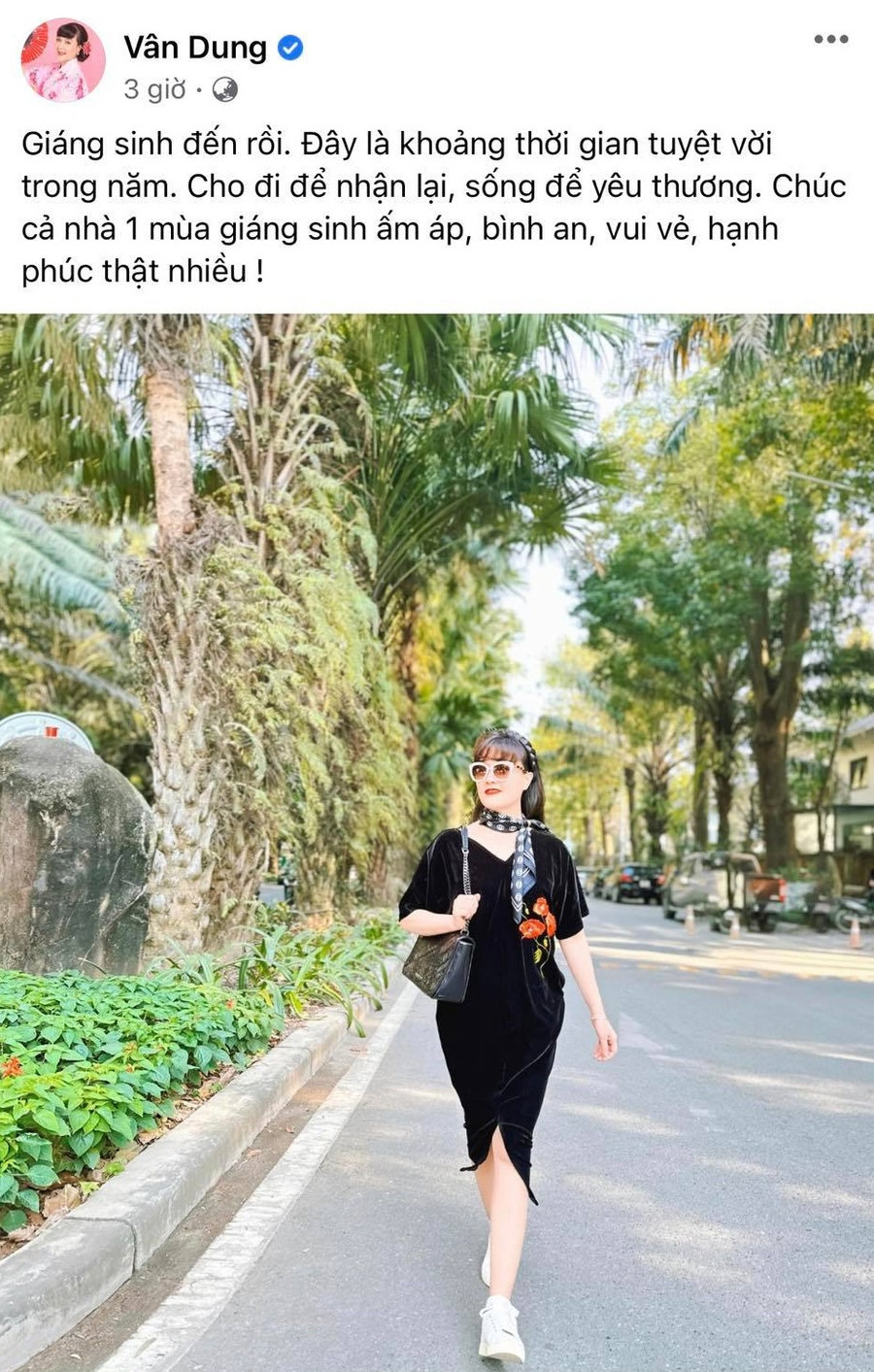 Nghệ sĩ Vân Dung chia sẻ: &quot;Giáng sinh đến rồi. Đây là khoảng thời gian tuyệt vời trong năm. Cho đi để nhận lại, sống để yêu thương. Chúc cả nhà 1 mùa Giáng sinh ấm áp, bình an, vui vẻ, hạnh phúc thật nhiều!&quot;.