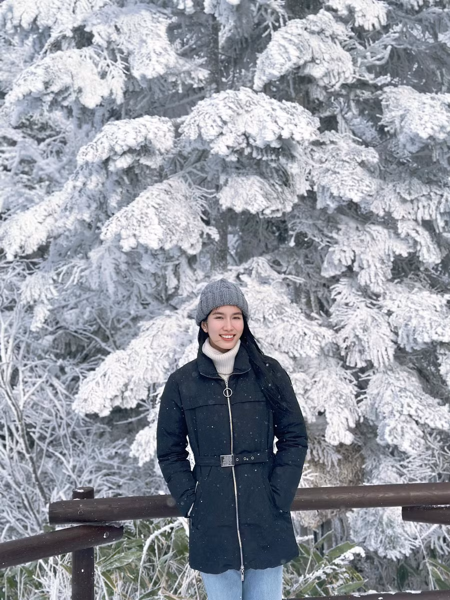 Dù trang điểm nhẹ nhàng, lên đồ giản dị nhưng Phương Anh vẫn rất xinh đẹp, cuốn hút.