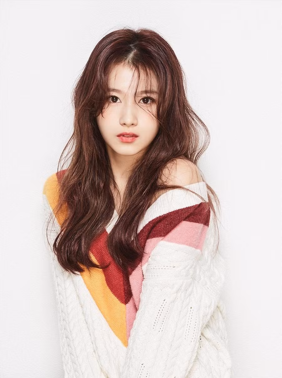 Sana (TWICE) vị trí số 19.
