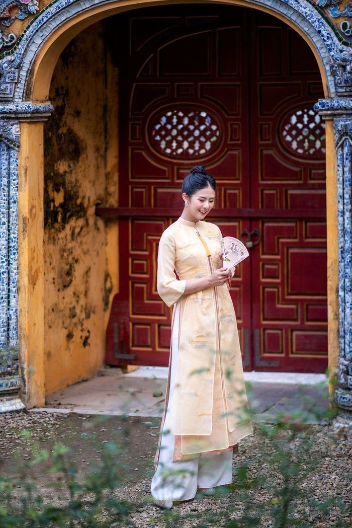 Hoa hậu Ngọc Hân vô cùng duyên dáng, nền nã trong BST áo dài mang tên Thanh Xuân do chính cô thiết kế. Hoa hậu Ngọc Hân vô cùng duyên dáng, nền nã trong BST áo dài mang tên Thanh Xuân do chính cô thiết kế.