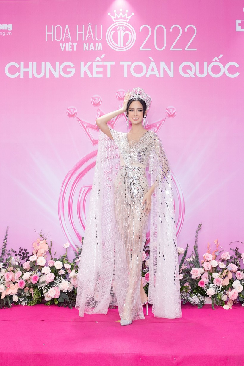 Hoa hậu Bảo Ngọc trong thiết kế xuyên thấu khoe trọn vóc dáng cùng chiều cao nổi bật. Hoa hậu Bảo Ngọc trong thiết kế xuyên thấu khoe trọn vóc dáng cùng chiều cao nổi bật.