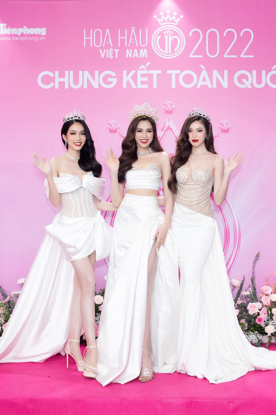 Top 3 Hoa hậu Việt Nam 2020 đẹp rạng ngời trong sắc trắng tinh khôi nhưng không kém phần sang trọng tại thảm đỏ đêm Chung kết Hoa hậu Việt Nam 2022. Top 3 Hoa hậu Việt Nam 2020 đẹp rạng ngời trong sắc trắng tinh khôi nhưng không kém phần sang trọng tại thảm đỏ đêm Chung kết Hoa hậu Việt Nam 2022.