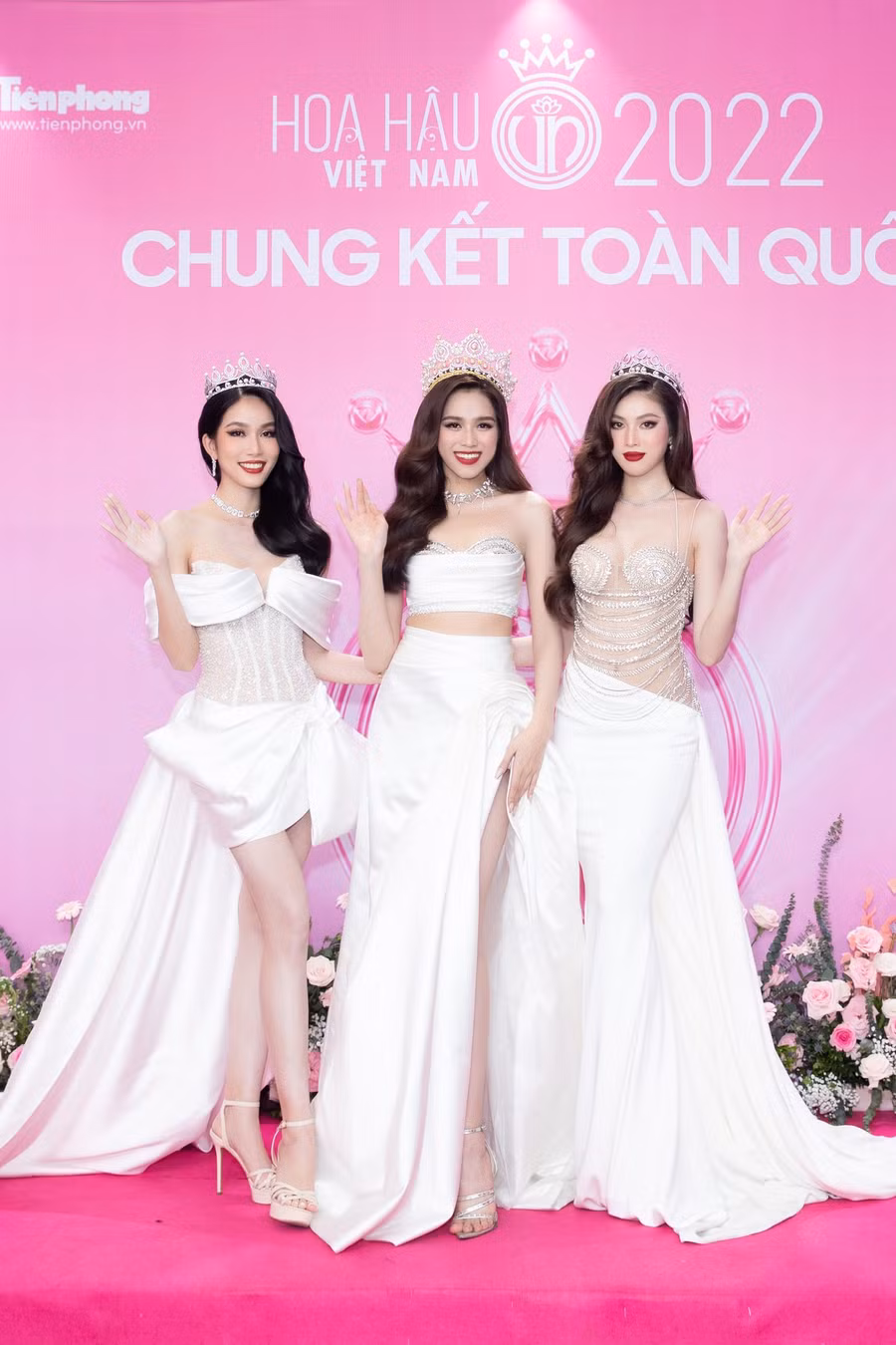 Top 3 Hoa hậu Việt Nam 2020 đẹp rạng ngời trong sắc trắng tinh khôi nhưng không kém phần sang trọng tại thảm đỏ đêm Chung kết Hoa hậu Việt Nam 2022.