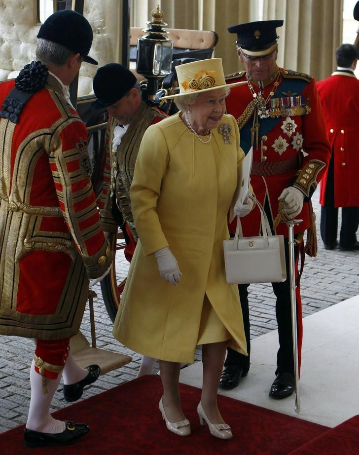 Khoác lên mình chiếc áo choàng dài màu vàng vô cùng nổi bật, cố Nữ hoàng Elizabeth II xuất hiện đầy quyền lực khi tới tham dự đám cưới của Hoàng tử William và Kate Middleton. Khoác lên mình chiếc áo choàng dài màu vàng vô cùng nổi bật, cố Nữ hoàng Elizabeth II xuất hiện đầy quyền lực khi tới tham dự đám cưới của Hoàng tử William và Kate Middleton.