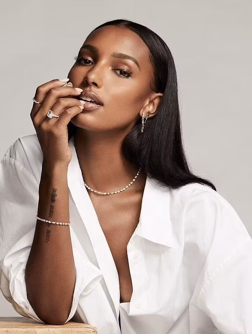 Cô từng được trình diễn Fantasy Bra trị giá 3 triệu USD tại show diễn của hãng vào năm 2016. Chân dài người Mỹ cũng nằm trong danh sách những người mẫu được trả lương cao nhất năm 2016 của Forbes.