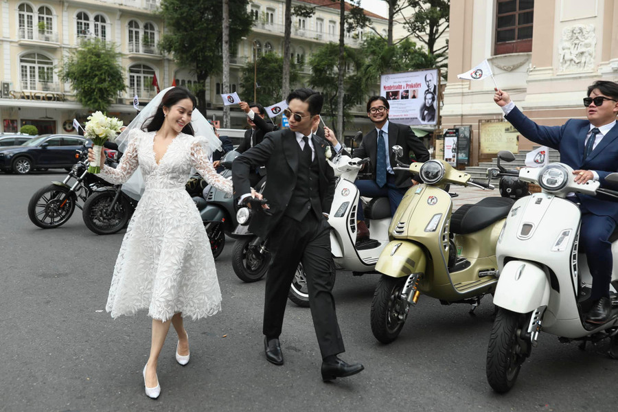 Trước khi diễn ra tiệc cưới vào tối ngày 22/12, Khánh Thi đã chọn chiếc váy ngắn màu trắng vô cùng trẻ trung, năng động nhưng không kém phần dịu dàng, thanh lịch để cùng theo chàng về dinh.