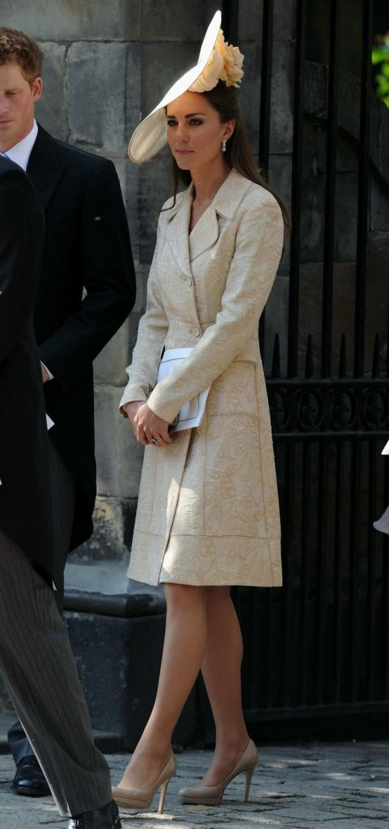 Nữ công tước xứ Cambridge - Kate Middleton tới dự đám cưới của Zara Phillips (con gái của Công chúa Anne) và Mike Tindall trong bộ trang phục màu kem đầy nhã nhặn, tinh tế. Nữ công tước xứ Cambridge - Kate Middleton tới dự đám cưới của Zara Phillips (con gái của Công chúa Anne) và Mike Tindall trong bộ trang phục màu kem đầy nhã nhặn, tinh tế.