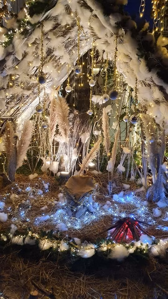 Để chuẩn bị đón Giáng sinh đang đến gần, ca sĩ Bảo Thy đã tỉ mỉ trang trí hang động với tông màu trắng và gắn đèn lấp lánh. Giọng ca "Là con gái phải xinh" hào hứng chia sẻ: "Nhà Thy gắn xong rồi và đang bắt đầu làm Hang đá để đón Giáng sinh".