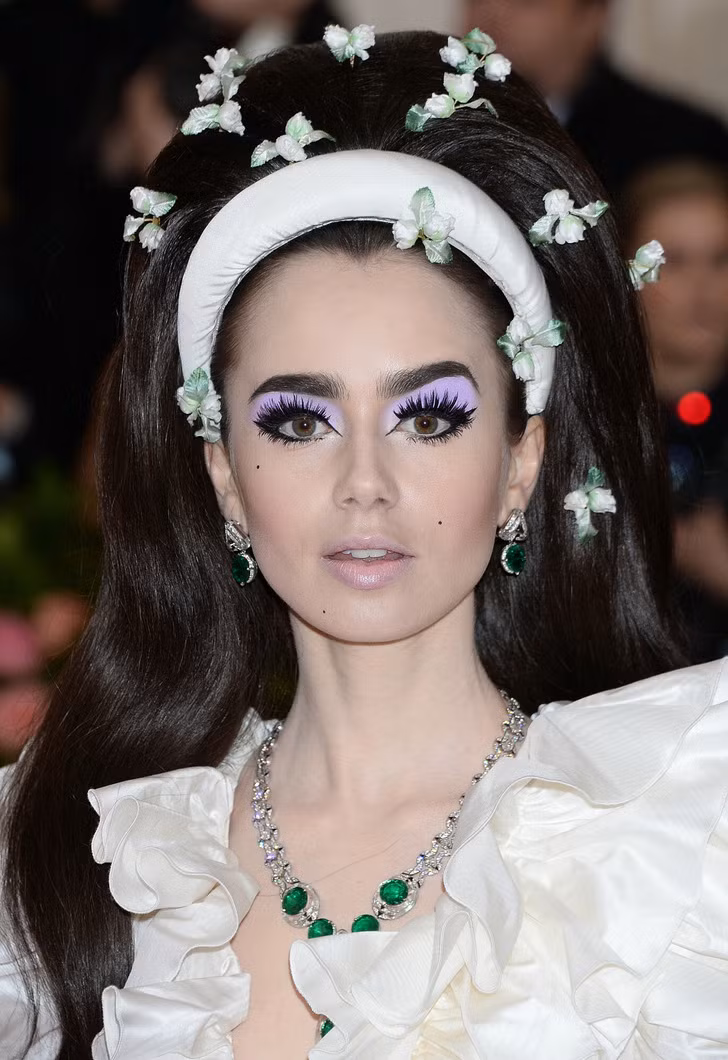 Lily Collins năm 2019.