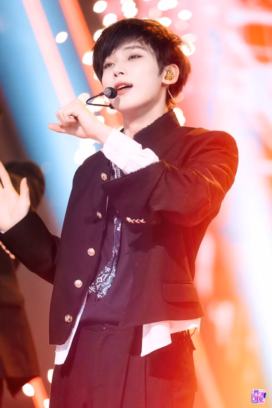 Jake (ENHYPEN) vị trí thứ 10: Anh là rapper, ca sĩ và vũ công của ENHYPEN, đã nhận được 3.082 phiếu bầu trong cuộc bình chọn!.