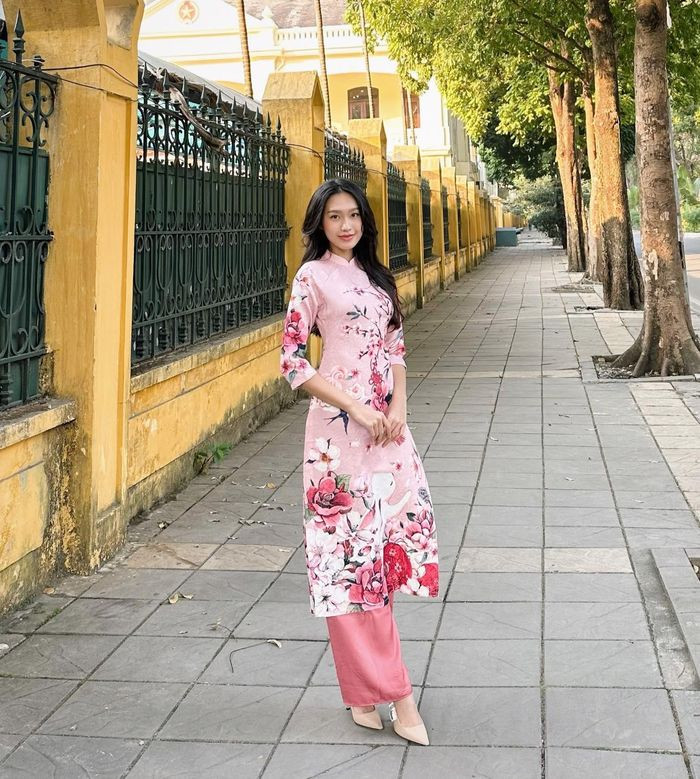 Hải My - bạn gái cầu thủ Đoàn Văn Hậu trẻ trung với áo dài màu hồng cực xinh đẹp, ngọt ngào. Hải My - bạn gái cầu thủ Đoàn Văn Hậu trẻ trung với áo dài màu hồng cực xinh đẹp, ngọt ngào.