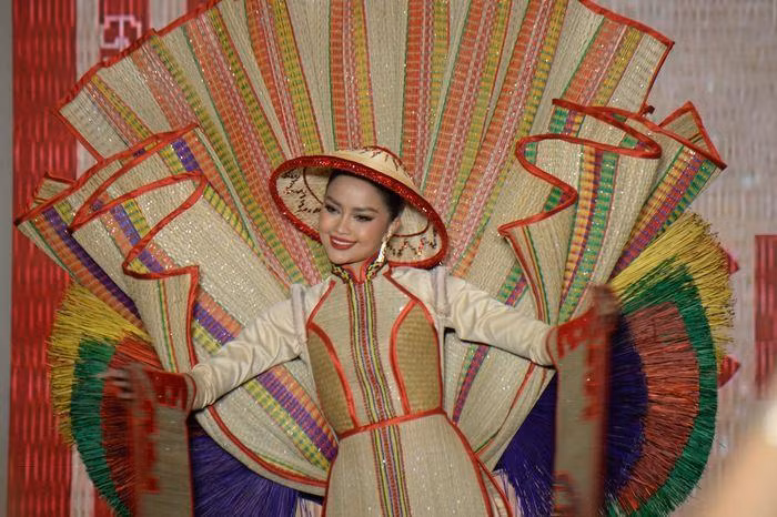 “Chiếu Cà Mau” sẽ là trang phục dân tộc mà Hoa hậu Ngọc Châu trình diễn tại Miss Universe 2022. “Chiếu Cà Mau” sẽ là trang phục dân tộc mà Hoa hậu Ngọc Châu trình diễn tại Miss Universe 2022.
