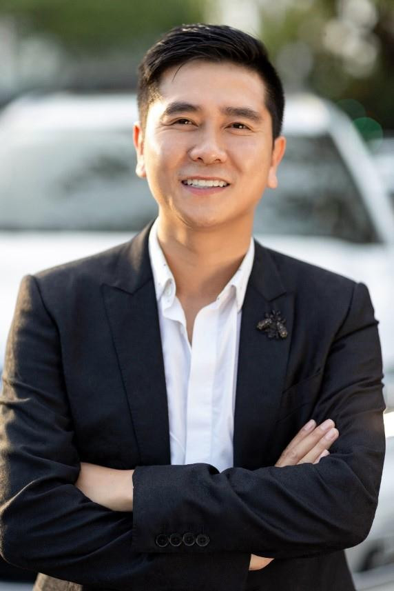 Nhạc sĩ Hồ Hoài Anh. Nhạc sĩ Hồ Hoài Anh.