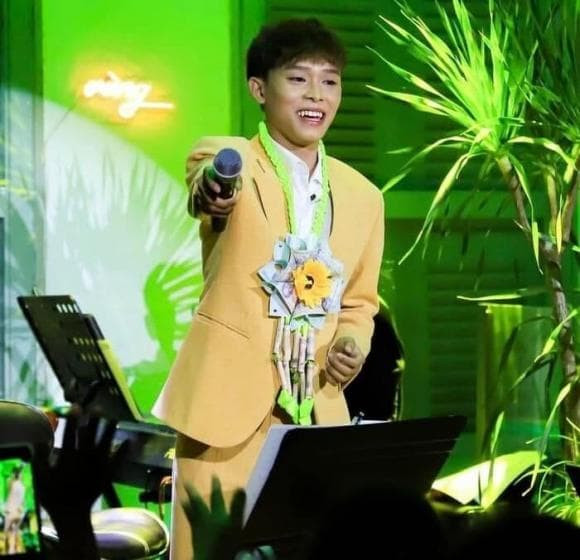 Hồ Văn Cường nhận được nhiều món quà giá trị từ người hâm mộ. Hồ Văn Cường nhận được nhiều món quà giá trị từ người hâm mộ.