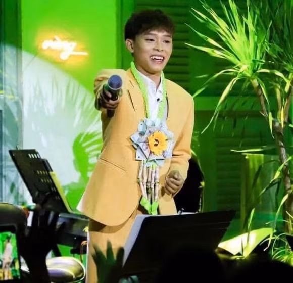 Hồ Văn Cường nhận được nhiều món quà giá trị từ người hâm mộ.