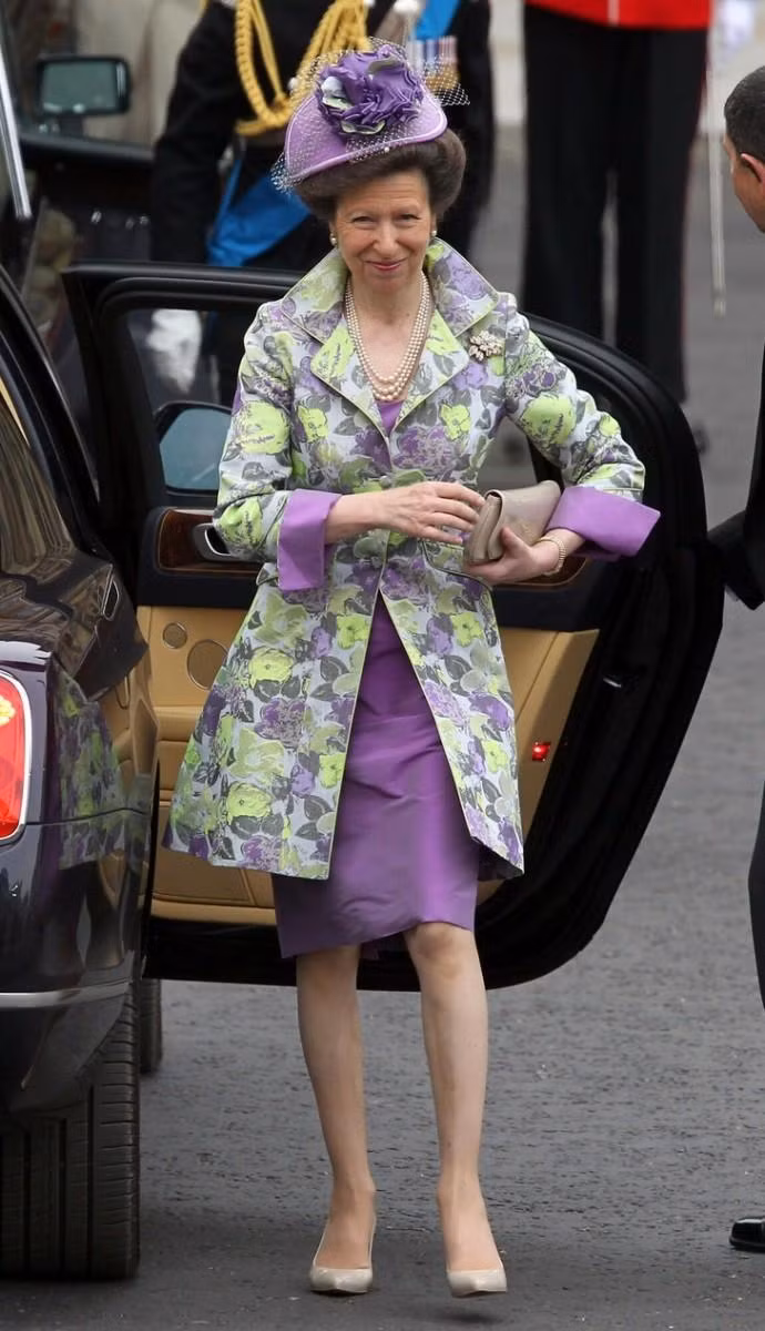 Công chúa Anne gây chú ý với bộ trang phục vô cùng nổi bật khi tới dự đám cưới Hoàng gia của Hoàng tử William và Kate Middleton.