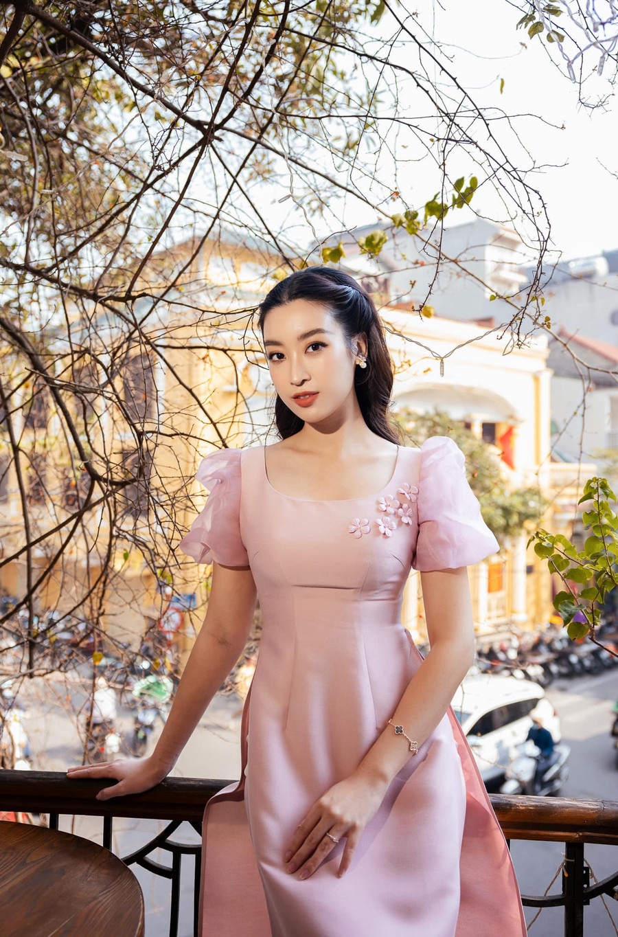 Hoa hậu Đỗ Mỹ Linh duyên dáng trong tà áo dài cách tân vô cùng trẻ trung. Hoa hậu Đỗ Mỹ Linh duyên dáng trong tà áo dài cách tân vô cùng trẻ trung.