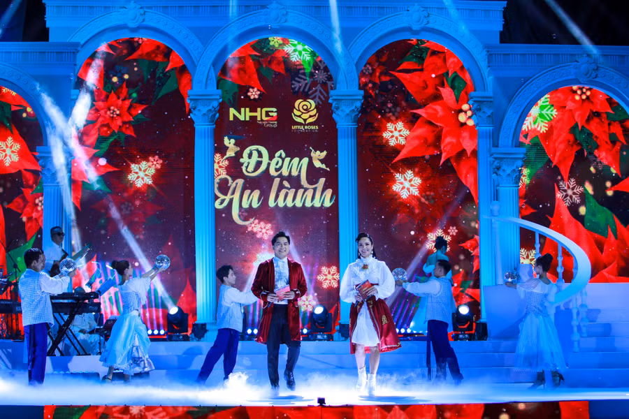 Đêm nhạc nghệ thuật Quà tặng Giáng sinh 2022 do Tập đoàn giáo dục Nguyễn Hoàng tổ chức. Đêm nhạc nghệ thuật Quà tặng Giáng sinh 2022 do Tập đoàn giáo dục Nguyễn Hoàng tổ chức.