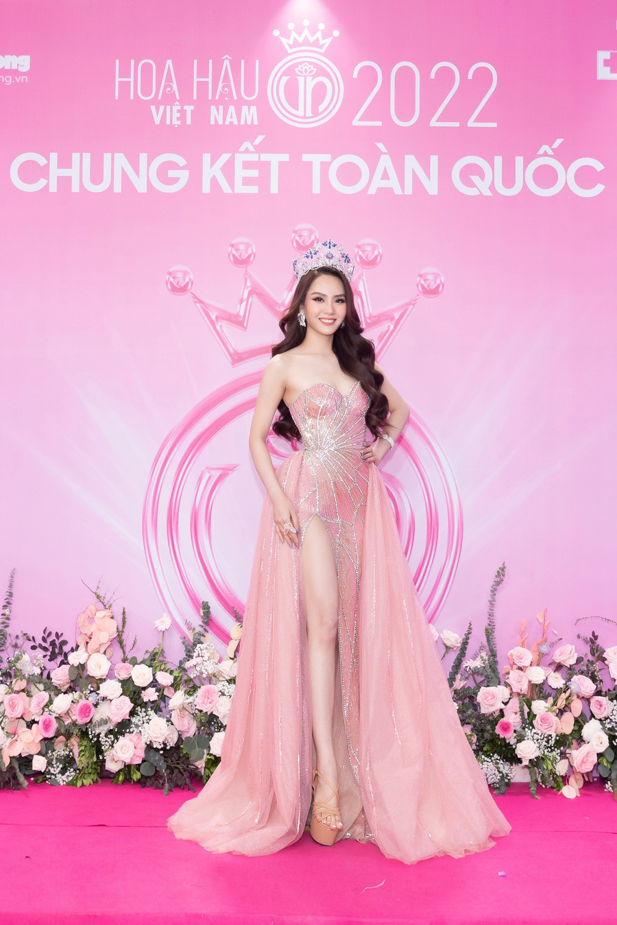 Hoa hậu Huỳnh Nguyễn Mai Phương lộng lẫy trong váy dạ hội màu hồng nhẹ nhàng tại thảm đỏ Hoa hậu Việt Nam 2022, cô cũng là 1 trong 3 MC dẫn dắt chương trình. Hoa hậu Huỳnh Nguyễn Mai Phương lộng lẫy trong váy dạ hội màu hồng nhẹ nhàng tại thảm đỏ Hoa hậu Việt Nam 2022, cô cũng là 1 trong 3 MC dẫn dắt chương trình.
