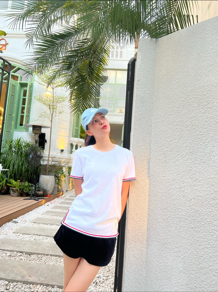 Nhân ngày cuối cùng của năm, Hoa hậu Tiểu Vy đã gửi lời tạm biệt năm cũ. Cô viết: “Tạm biệt 2022. Ai lên đồ chuẩn bị countdown tối nay rồi nhỉ? Nhân ngày cuối cùng của năm, Hoa hậu Tiểu Vy đã gửi lời tạm biệt năm cũ. Cô viết: “Tạm biệt 2022. Ai lên đồ chuẩn bị countdown tối nay rồi nhỉ?