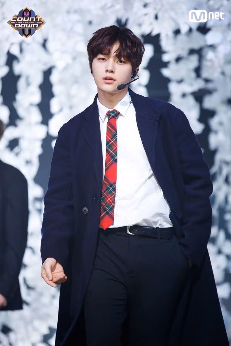 Sunghoon (ENHYPEN) vị trí số 7: Sunghoon là ca sĩ, vũ công và rapper của ENHYPEN, đã nhận được 5.827 phiếu bầu trong cuộc bình chọn!