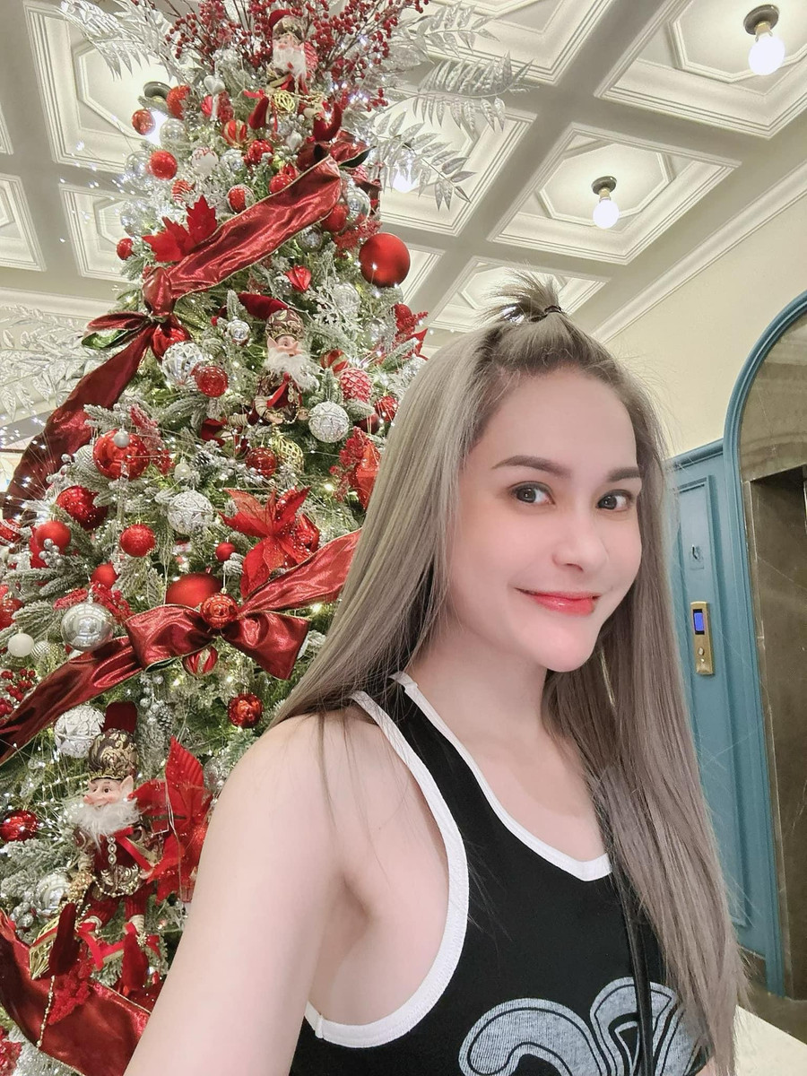 Không thể đứng ngoài trào lưu trang hoàng nhà cửa mùa Noel, nữ đại gia Đoàn Di Băng chia sẻ: &quot;Nhà mọi người trang trí Giáng sinh chưa. Ai nôn coi hình nhà tui trang trí không&quot;.