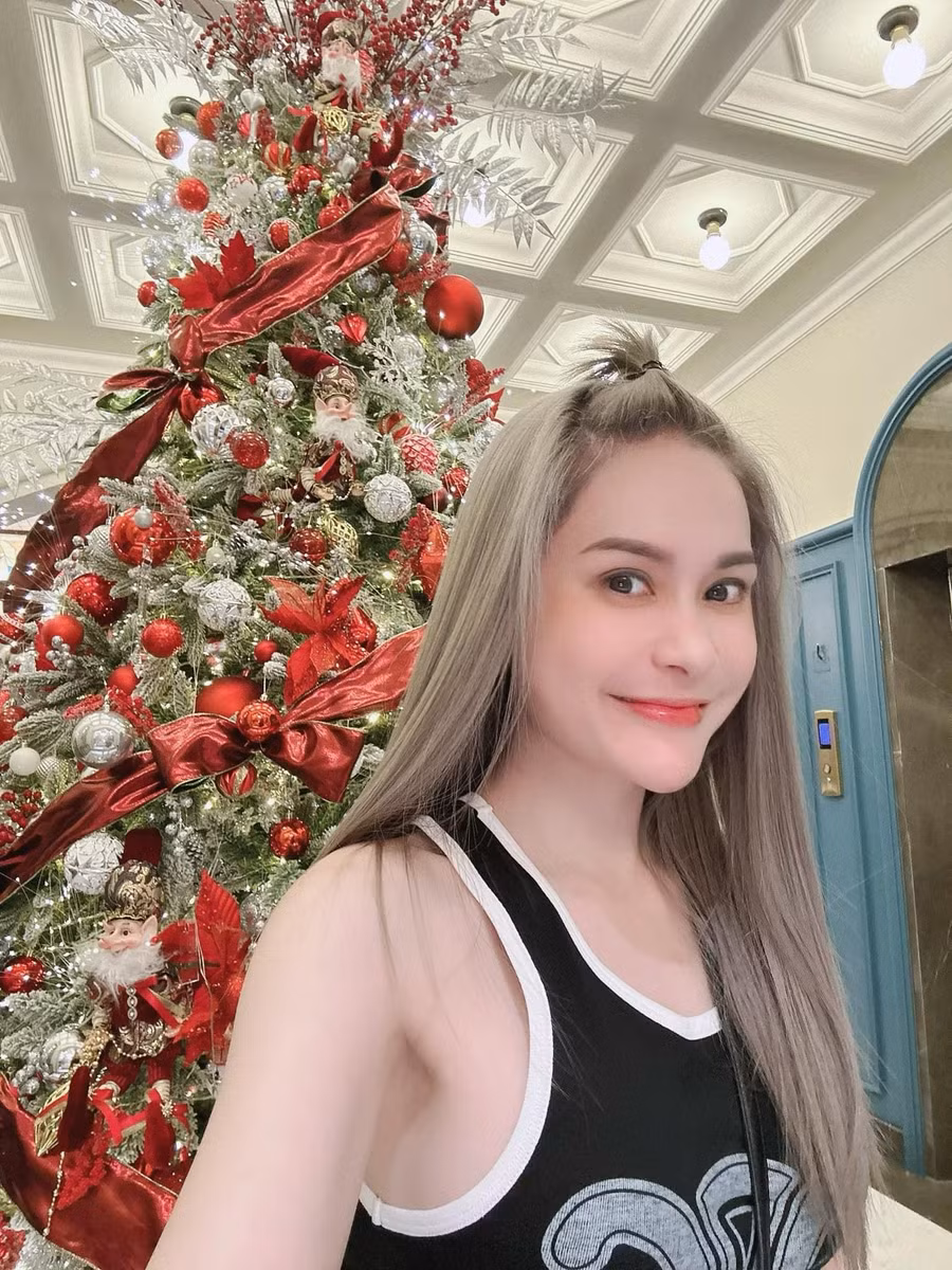 Không thể đứng ngoài trào lưu trang hoàng nhà cửa mùa Noel, nữ đại gia Đoàn Di Băng chia sẻ: "Nhà mọi người trang trí Giáng sinh chưa. Ai nôn coi hình nhà tui trang trí không".