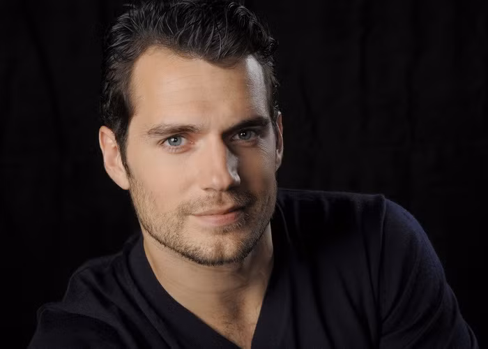 Anh có vai diễn đầu cũng là vai chính đầu tiên trong bộ phim Vendetta do Italy, Canada và Pháp hợp tác sản xuất vào năm 2001. Dù phim không nhận nhiều đánh giá tích cực, Cavill nhanh chóng được các nhà làm phim Hollywood để mắt đến.