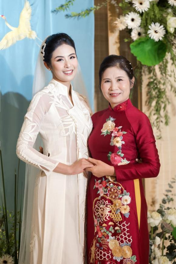 Hoa hậu Ngọc Hân diện áo dài do chính tay mình thiết kế trong ngày cưới.
