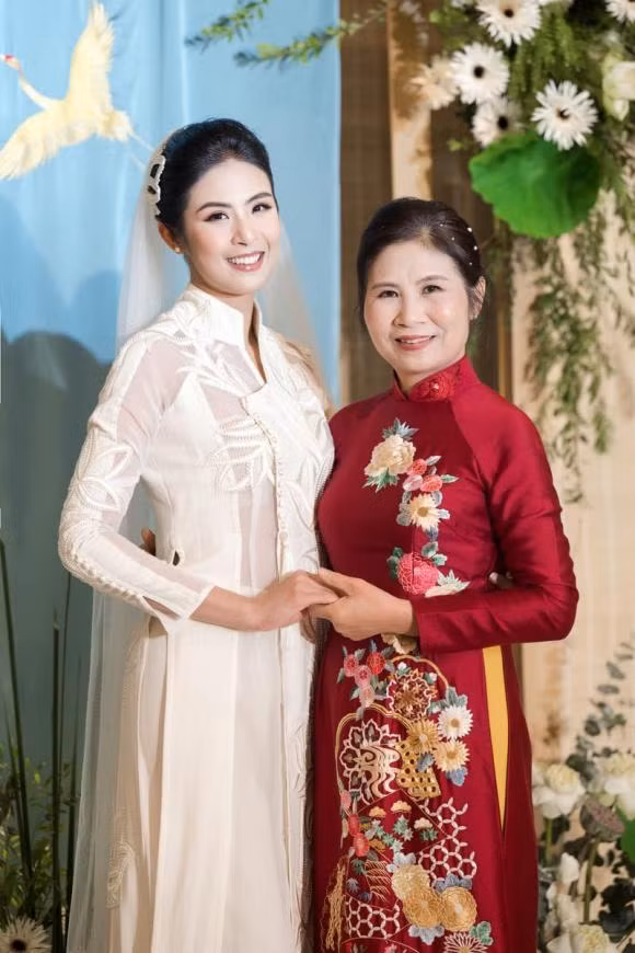 Hoa hậu Ngọc Hân diện áo dài do chính tay mình thiết kế trong ngày cưới.