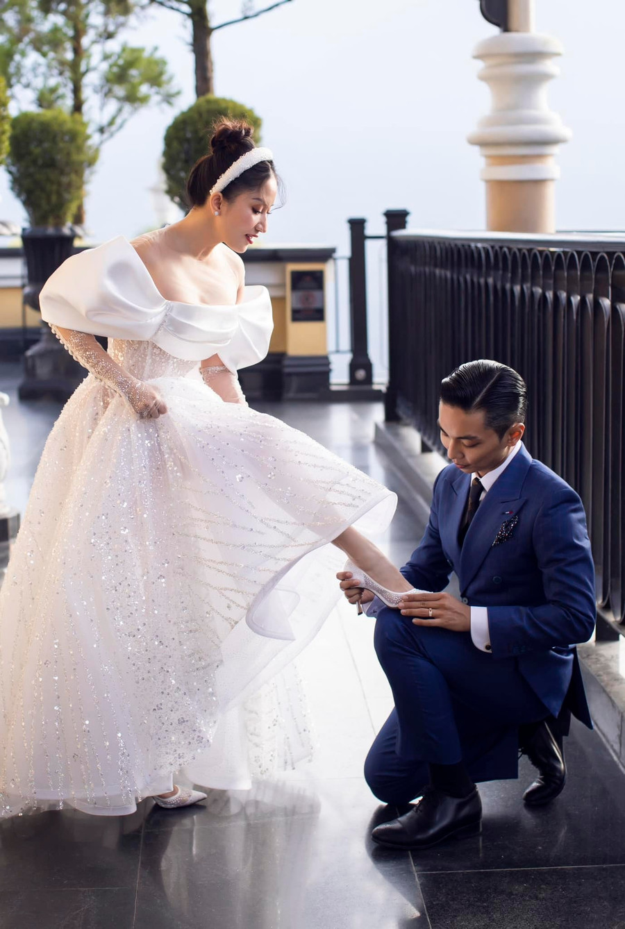 Khi thực hiện bộ ảnh cưới tại Sapa, Khánh Thi đã lựa chọn chiếc váy cưới mang phong cách cổ điển, sang trọng.