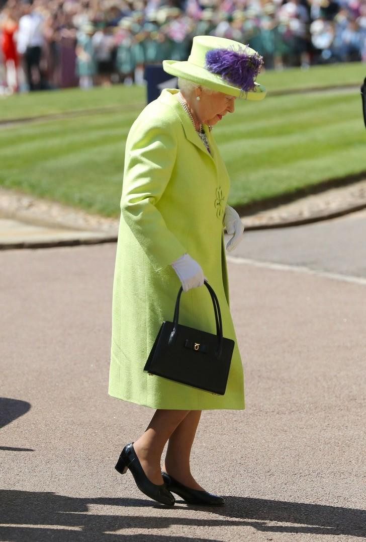 Trong đám cưới của Hoàng tử Harry và Meghan Markle, Nữ hoàng Elizabeth II đã xuất hiện đầy nổi bật khi khoác lên mình chiếc áo khoác màu xanh neon. Trong đám cưới của Hoàng tử Harry và Meghan Markle, Nữ hoàng Elizabeth II đã xuất hiện đầy nổi bật khi khoác lên mình chiếc áo khoác màu xanh neon.