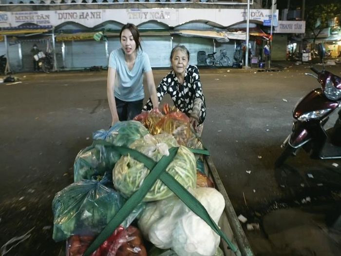Thùy Tiên ăn mặc vô cùng giản dị, để mặt mộc xuất hiện trong dự án &quot;Đu Đêm&quot;.