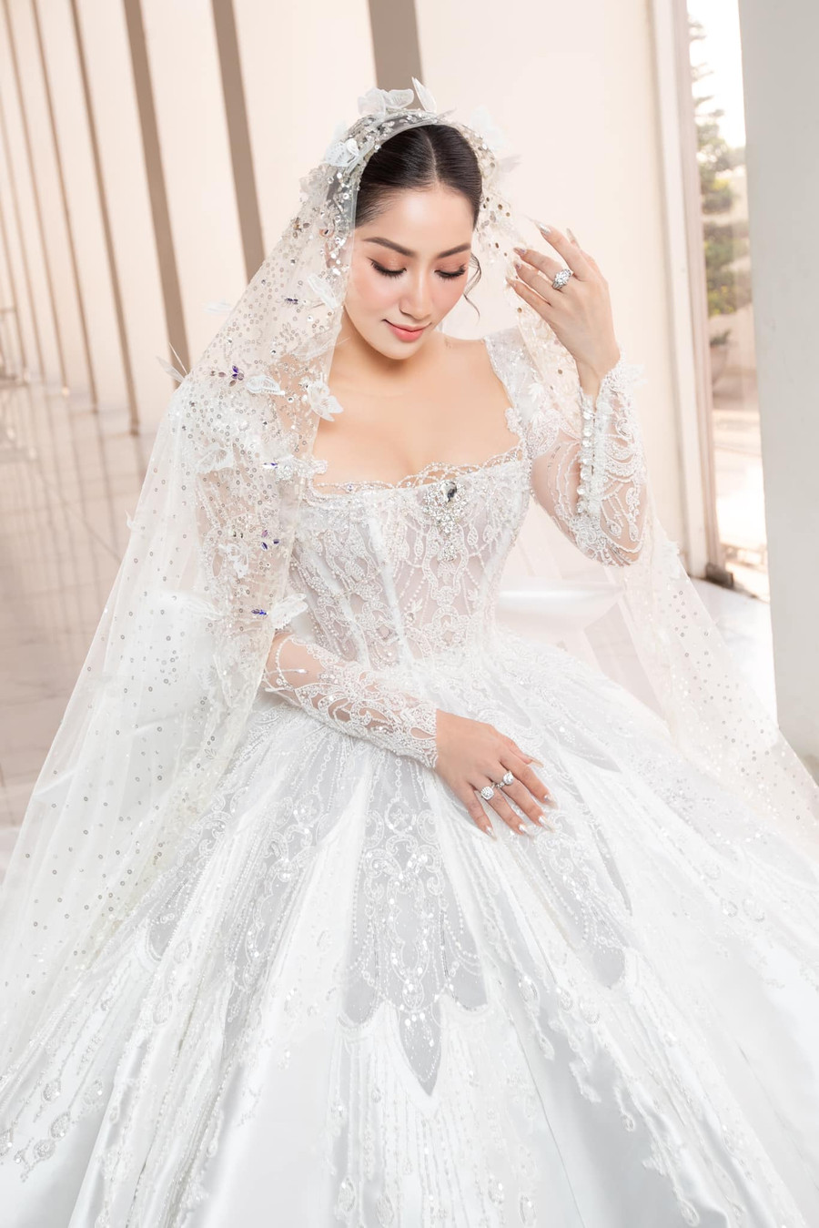 Chiếc váy cưới chính của Khánh Thi tại tiệc cưới được đính kết rất nhiều hạt đá lấp lánh với phần dáng bồng xòe tôn lên vòng eo thon gọn. Khi nhìn Khánh Thi diện trên mình chiếc váy cưới này, nhiều người đã liên tưởng đến hình ảnh một nàng công chúa bước ra từ khu vườn cổ tích.