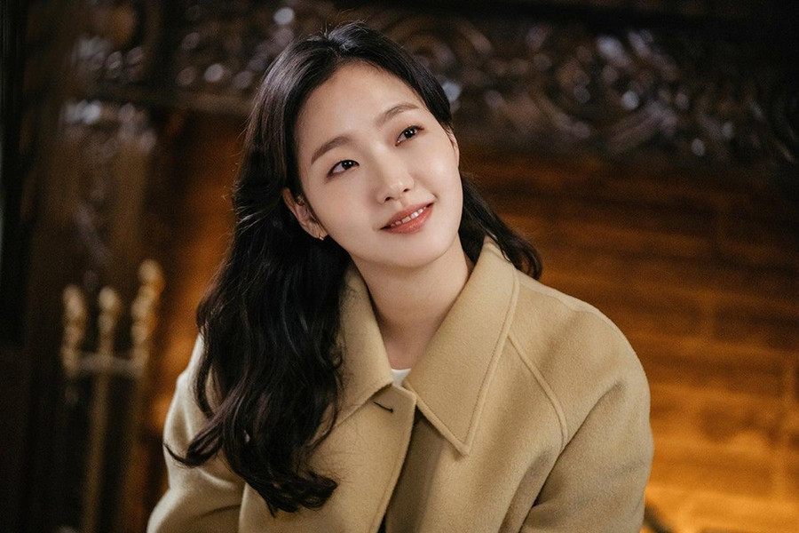 Kim Go Eun là một nữ diễn viên nổi tiếng của Hàn Quốc. Cô được khán giả yêu mến qua những bộ phim như "Yêu tinh", "Quân vương bất diệt", "Các tế bào của Yumi"... Khi đóng "Quân vương bất diệt", Kim Go Eun đã dính phải tin đồn hẹn hò với mỹ nam Lee Min Ho. Kim Go Eun là một nữ diễn viên nổi tiếng của Hàn Quốc. Cô được khán giả yêu mến qua những bộ phim như "Yêu tinh", "Quân vương bất diệt", "Các tế bào của Yumi"... Khi đóng "Quân vương bất diệt", Kim Go Eun đã dính phải tin đồn hẹn hò với mỹ nam Lee Min Ho.