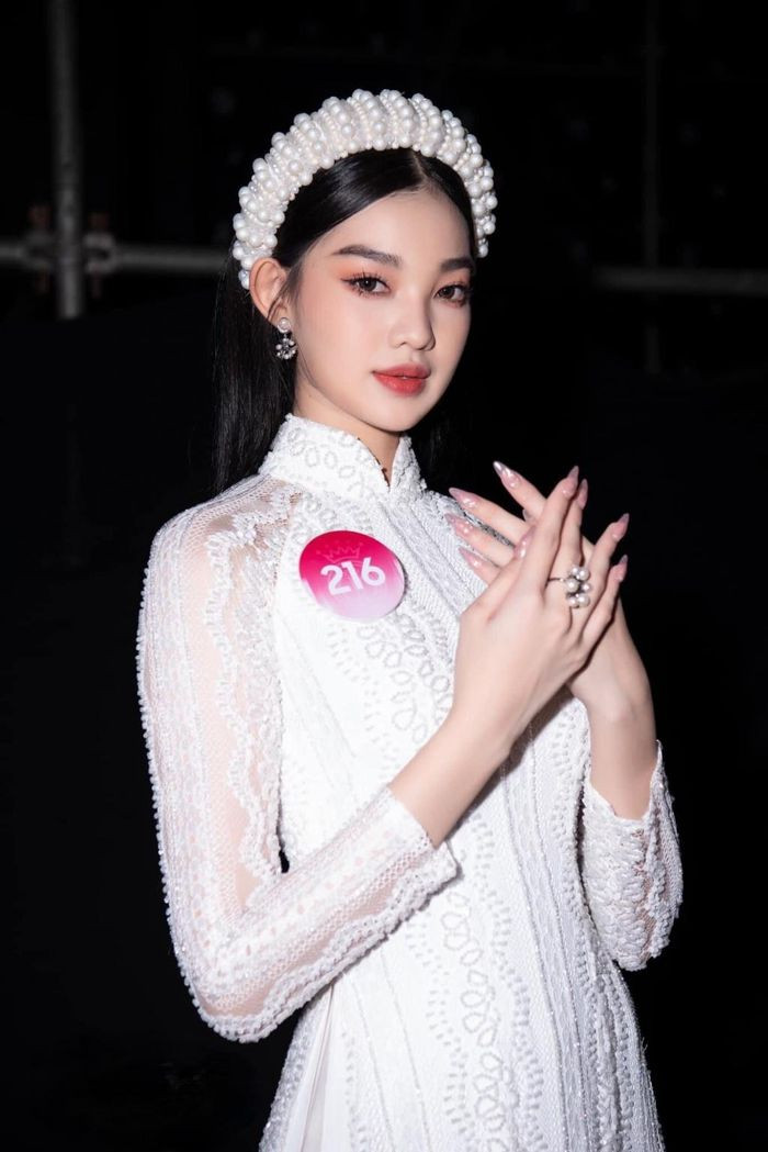 Bé Quyên vô cùng duyên dáng khi trình diễn áo dài.