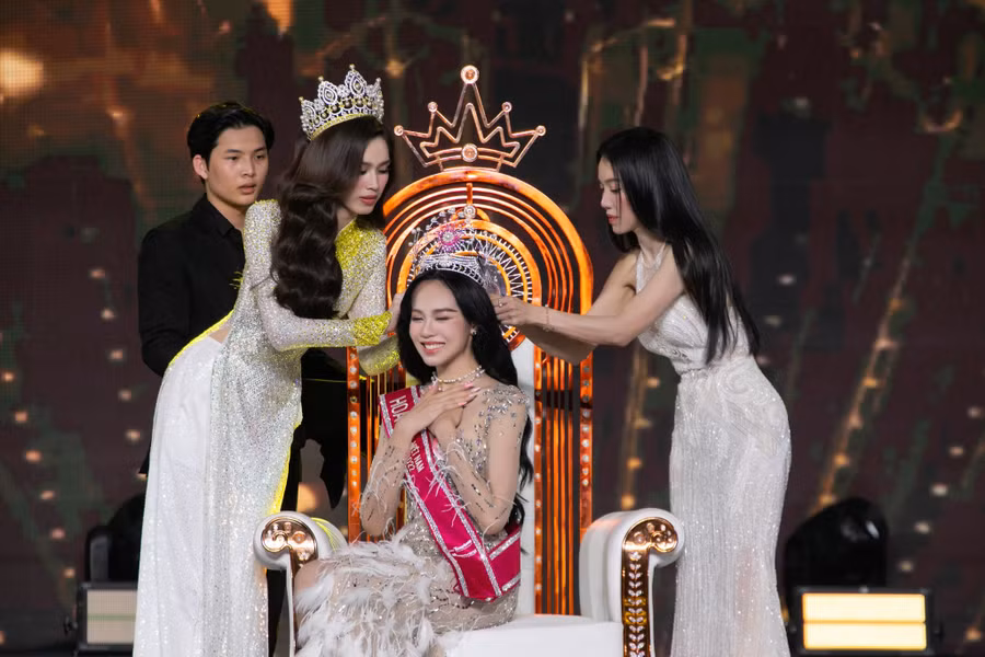 Huỳnh Thị Thanh Thủy đăng quang Hoa hậu Việt Nam 2022.